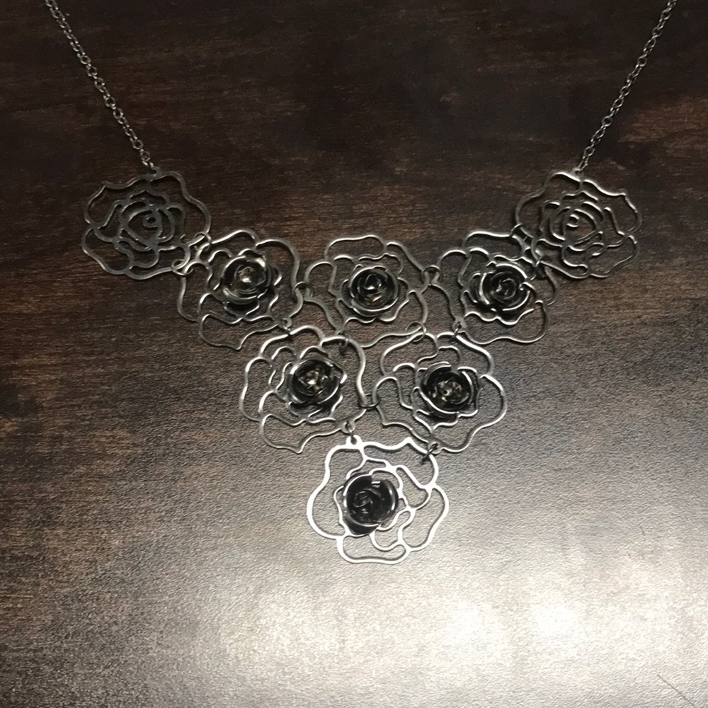 3D STATEMENT FLOWER NECKLACE